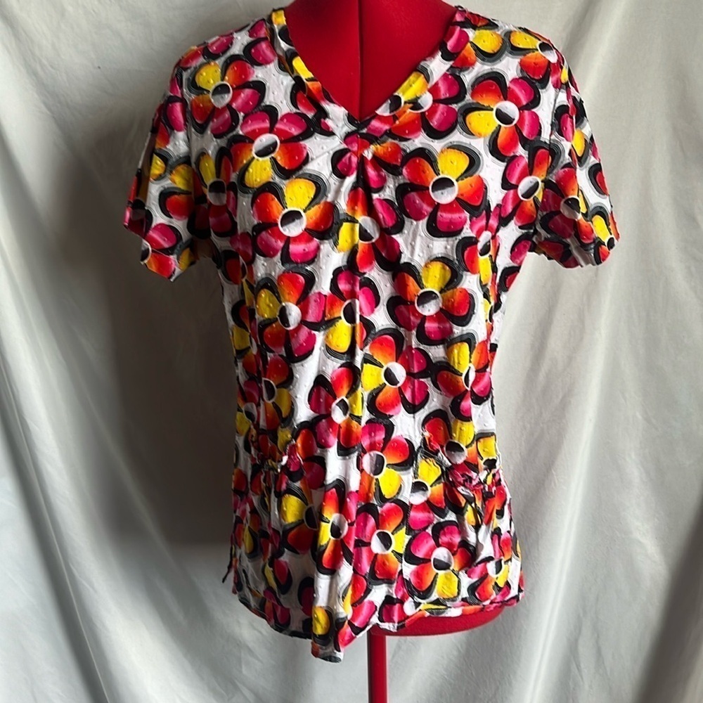 MM39 White cross bright floral ruched back scrub top
